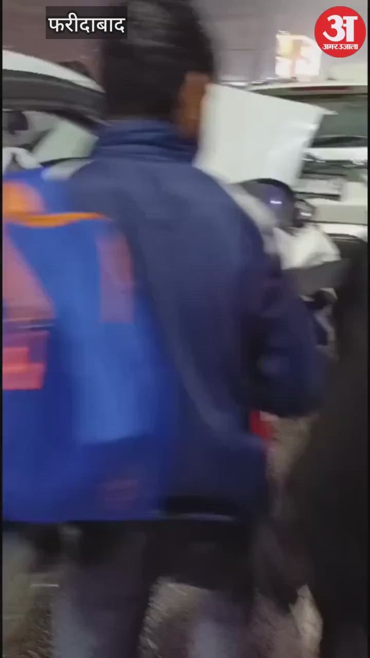 हाईवे पर खामी आने से साइड में खड़ी कार को पीछे से दूसरी गाड़ी ने मारी टक्कर