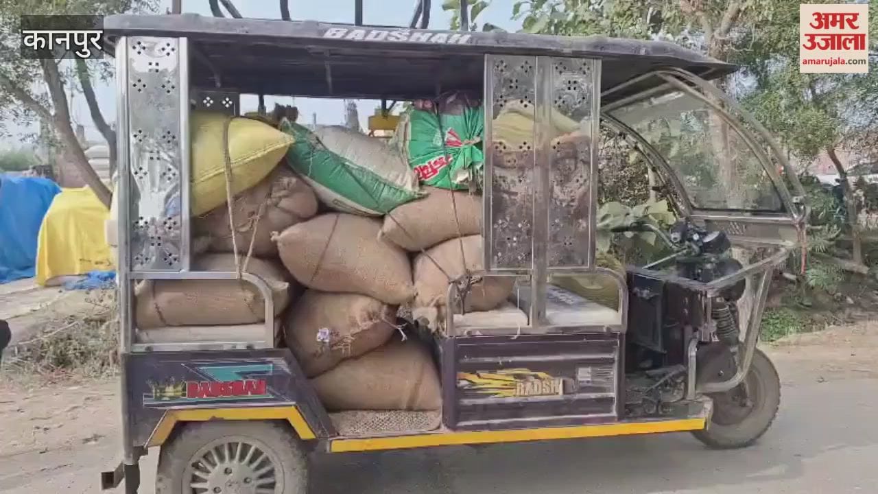 Farmers are bringing sacks of millet to the procurement center using e-rickshaws