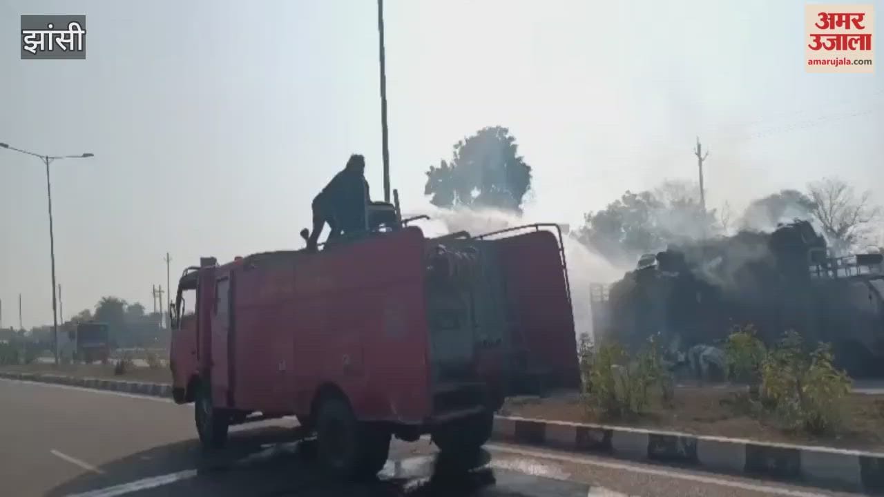 A truck caught fire on the Jhansi-Mauranipur highway, and firefighters brought it under control on the spot.