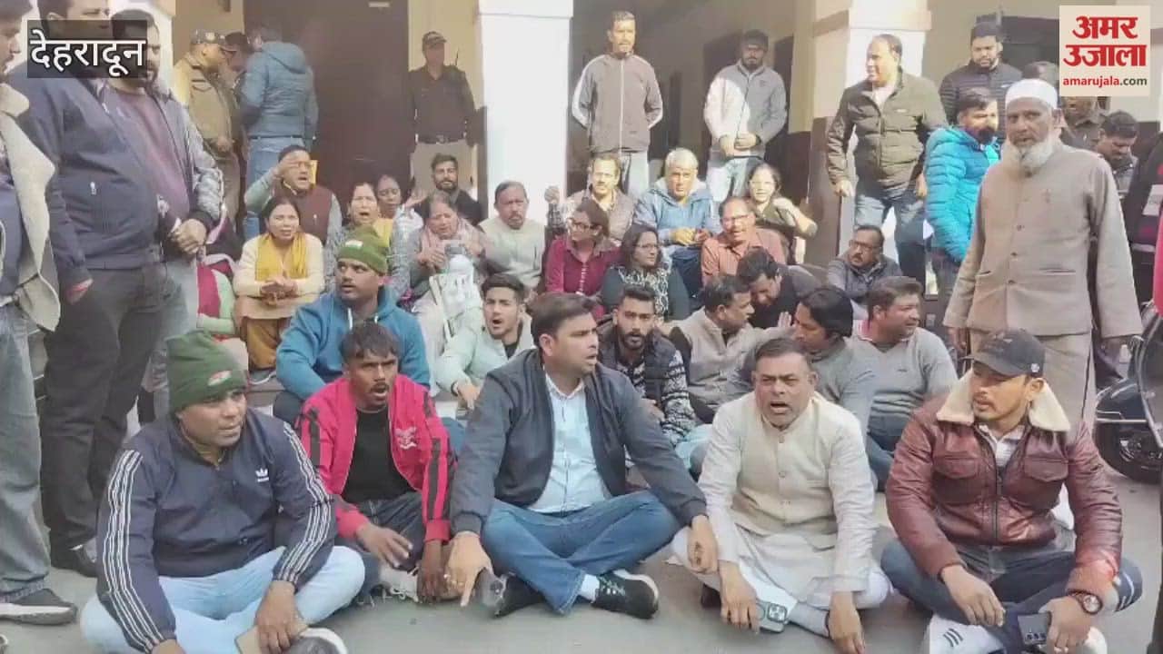 Dehradun: Congress councilors protest against municipal corporation officials.