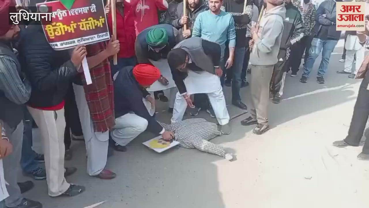 Congress leaders burned an effigy of the government in Jagraon.
