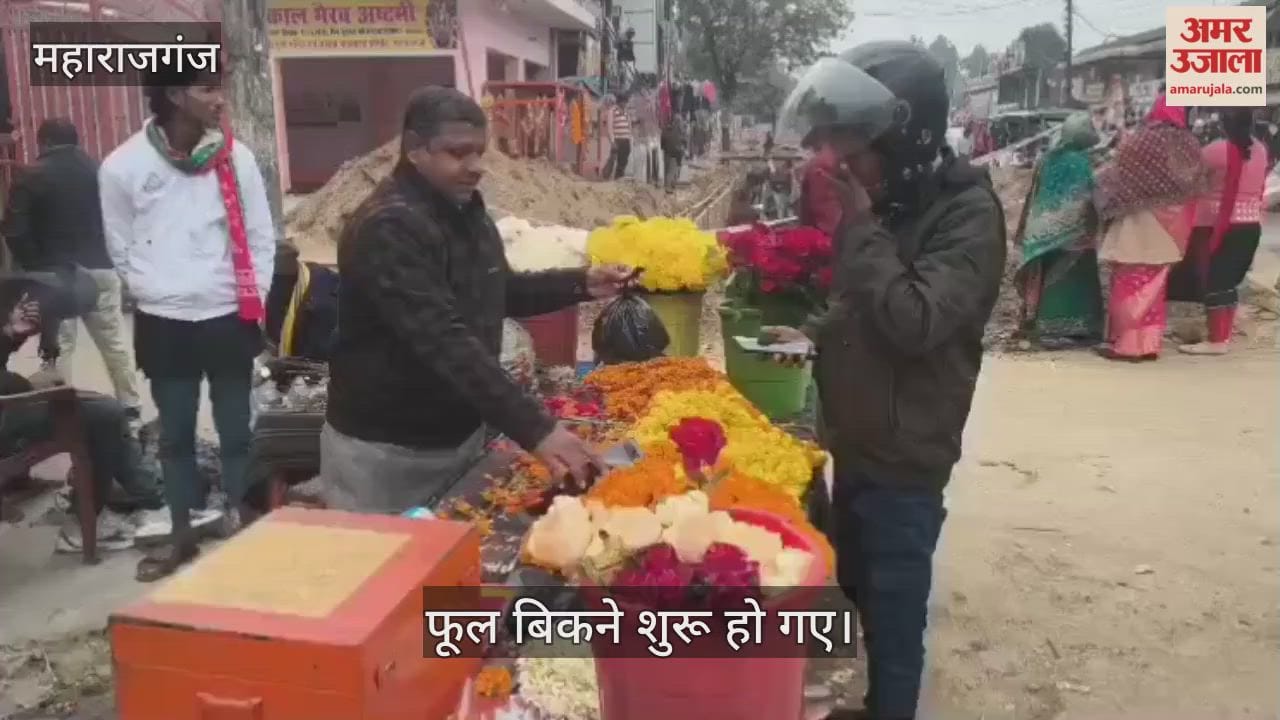 The market is decorated to welcome the New Year, shops selling bouquets are decorated.