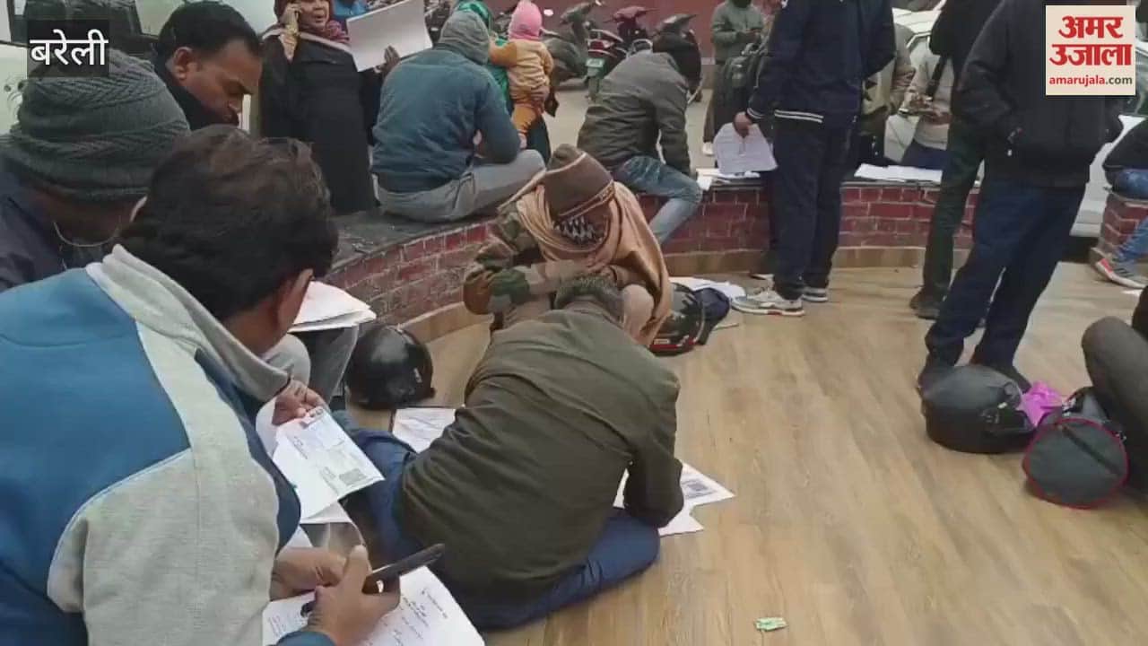 crowd gathered in Bareilly on the last day for making corrections and adding names to the voter list