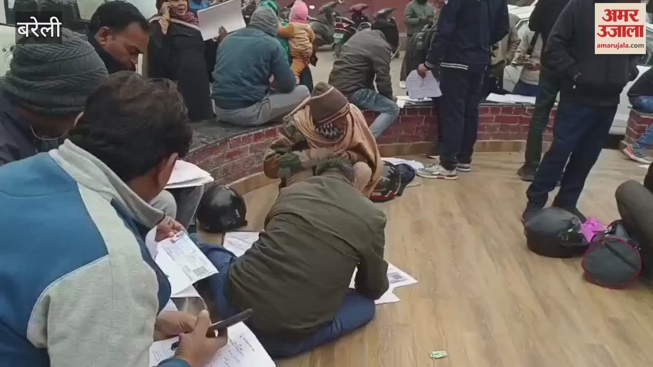 crowd gathered in Bareilly on the last day for making corrections and adding names to the voter list