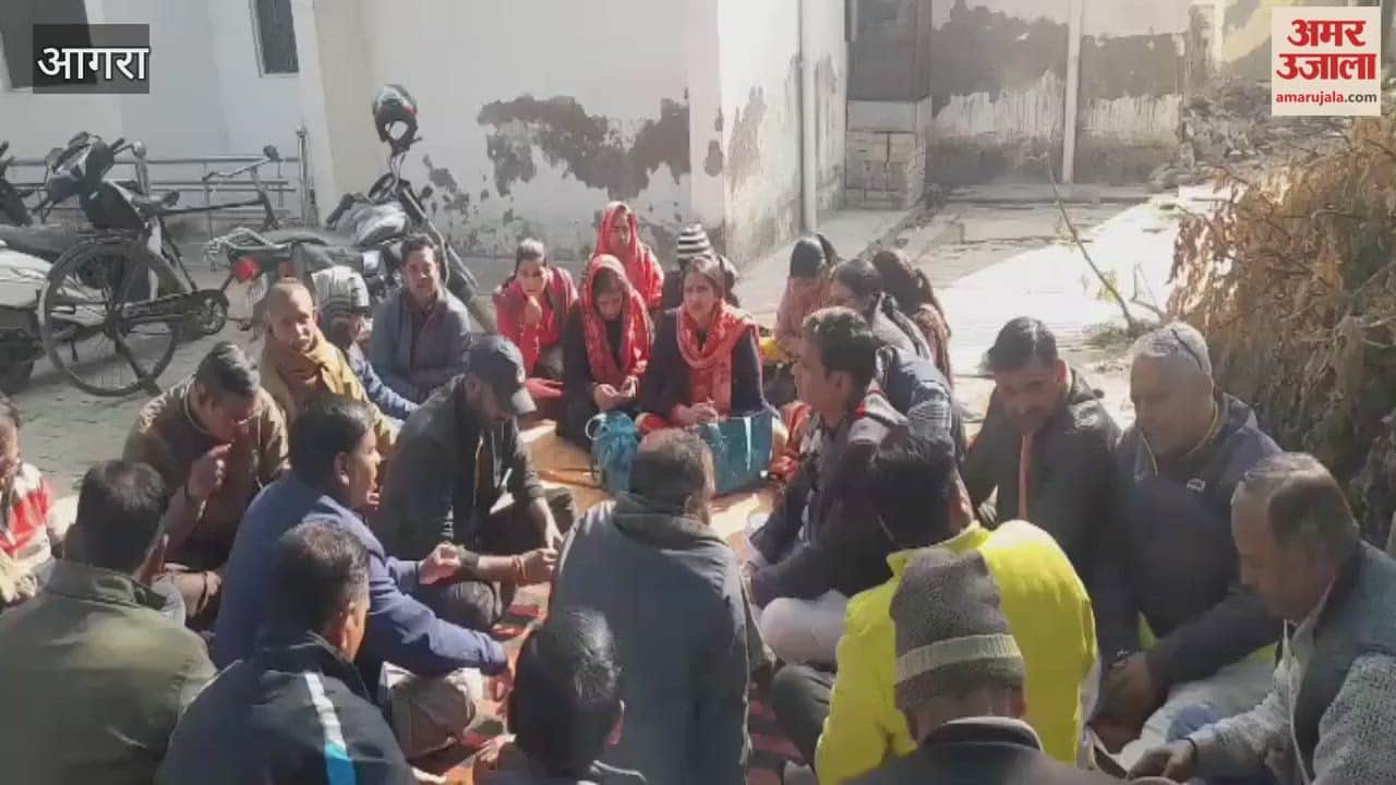 Shiksha Mitras staged protest at BSA office