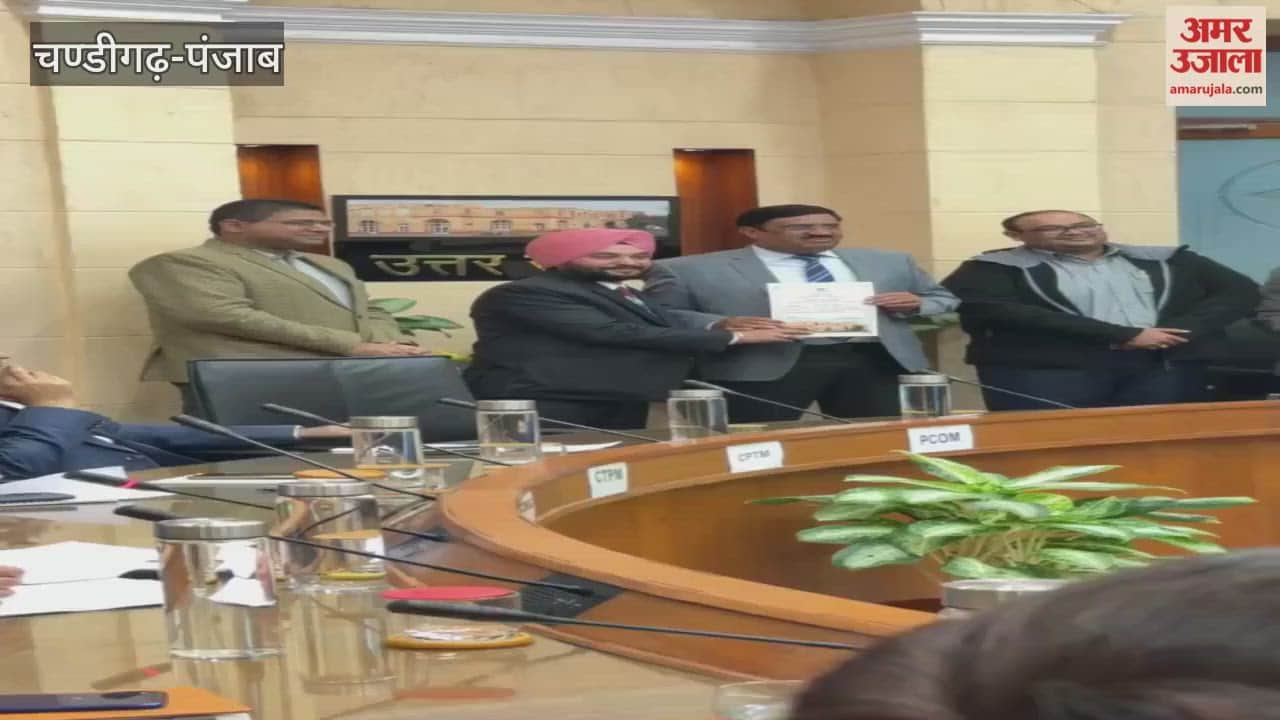 Railway employees of Firozpur division receive outstanding service awards.