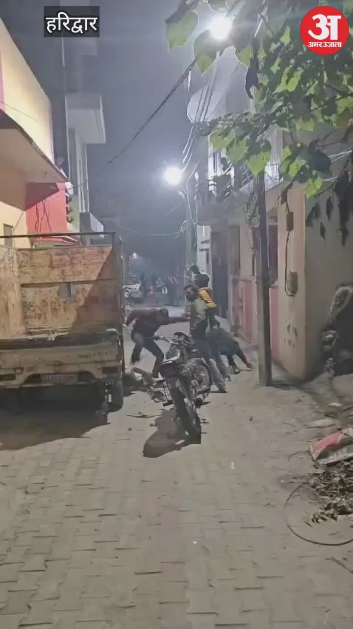 VIDEO: भैरव मंदिर कॉलोनी में युवकों ने दूसरे युवक को बुरी तरह पीटा, वीडियो वायरल