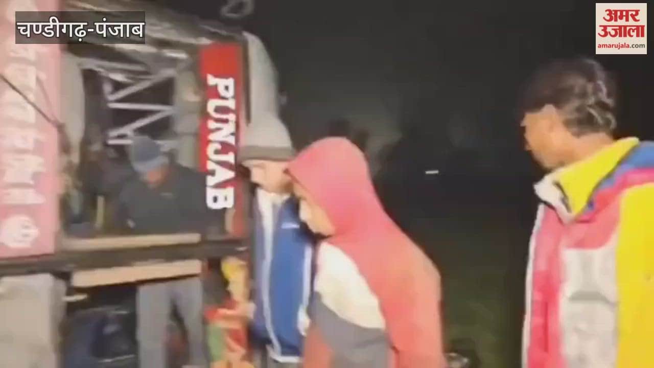 A roadways bus overturned near Guruharsahai after stray animals suddenly appeared in the fog; fifteen people were injured.