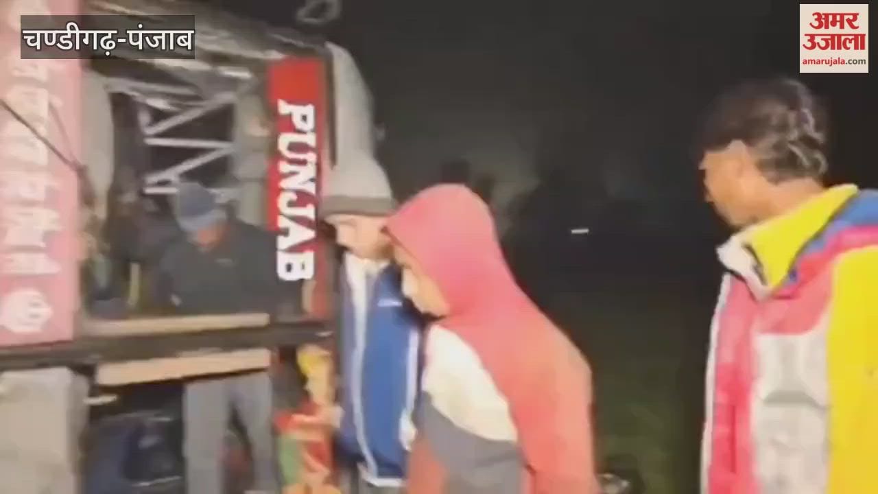 A roadways bus overturned near Guruharsahai after stray animals suddenly appeared in the fog; fifteen people were injured.