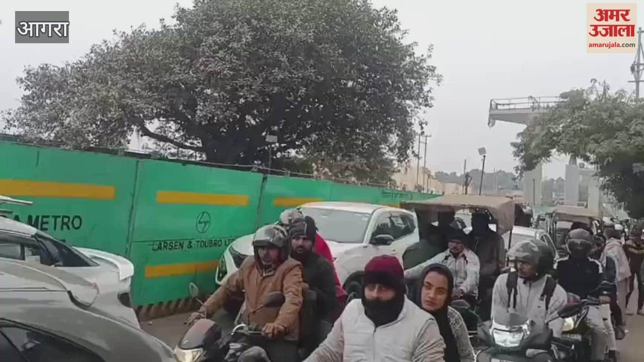 Traffic Snarl from SN Medical College to Raja Mandi Due to Metro Barricading in Agra