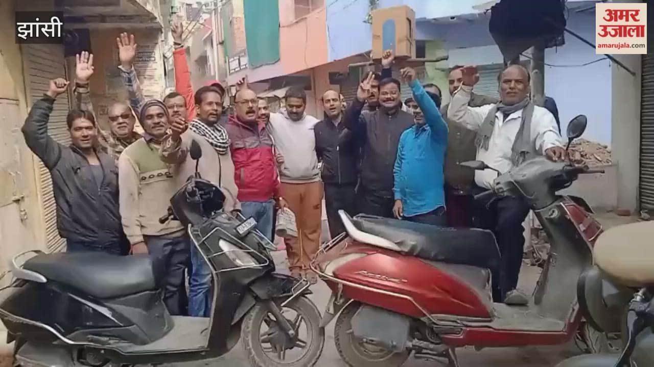 Jhansi: Residents of Ward 60 are troubled by broken drains and accuse municipal officials of negligence.