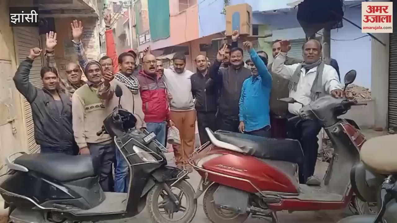 Jhansi: Residents of Ward 60 are troubled by broken drains and accuse municipal officials of negligence.