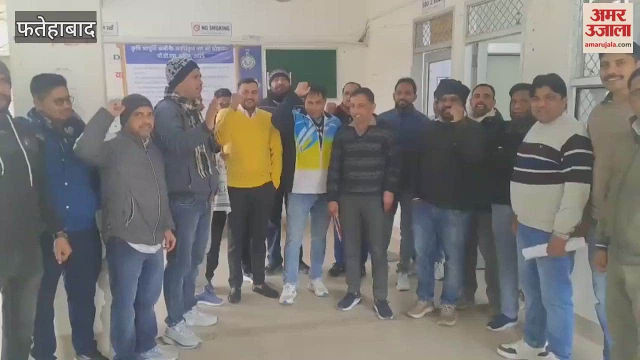 Employees staged a protest in Tohana, Fatehabad, against the negligence of the sub-divisional officer