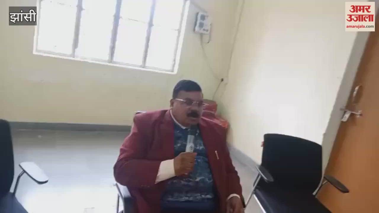 Jhansi: Legal Services Authority Secretary ADJ Sharad Kumar gave tips to para legal volunteers.