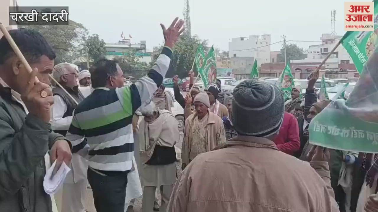 In Dadri, the Bharatiya Kisan Union (BKU) intensifies its protest against waterlogging compensation, price difference payments, and the increase in tractor fees.