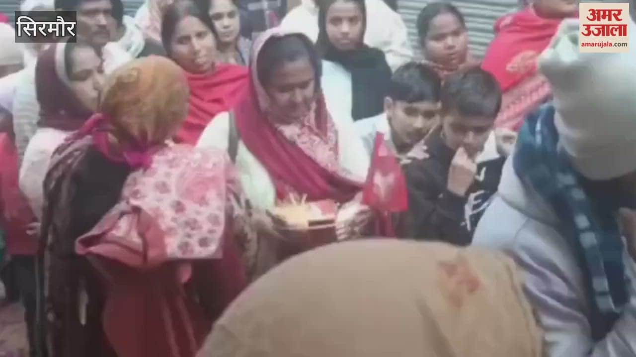 Sirmour A huge crowd of devotees gathered in Trilokpur and the devotees prayed for happiness and prosperity