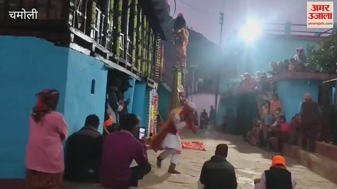 Karnaprayag: The divine procession of Goddess Chandika Devi of Jilasoo visited Pudayani village, bestowing blessings upon the devotees.