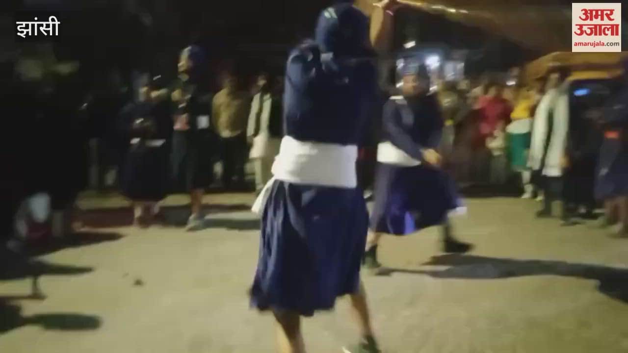 Jhansi: Nagar Kirtan welcomed with flower showers, Gatka party displayed amazing acrobatics