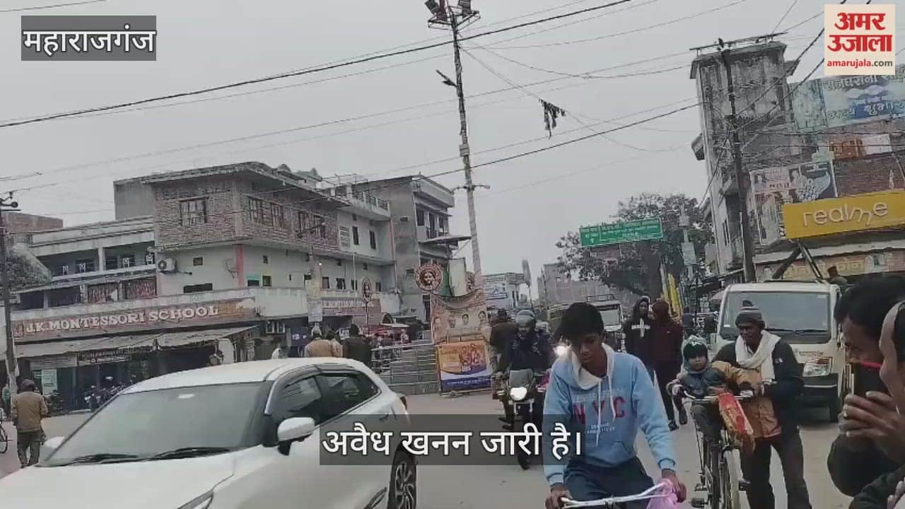 Illegal sand tractor trolley running in front of police booth, responsible unconcerned