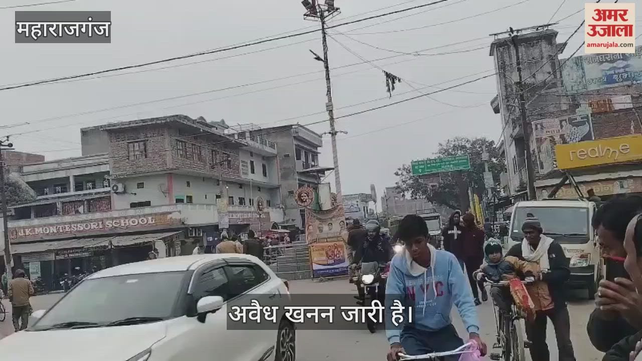 Illegal sand tractor trolley running in front of police booth, responsible unconcerned