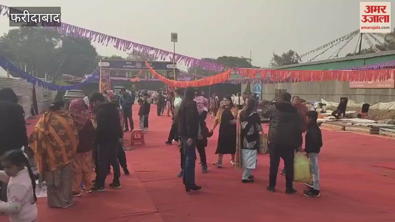 People arrived for shopping at Saras Livelihood Fair in Faridabad