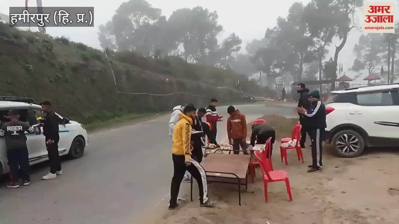 Hamirpur Young people organized a community feast in Dhanotu