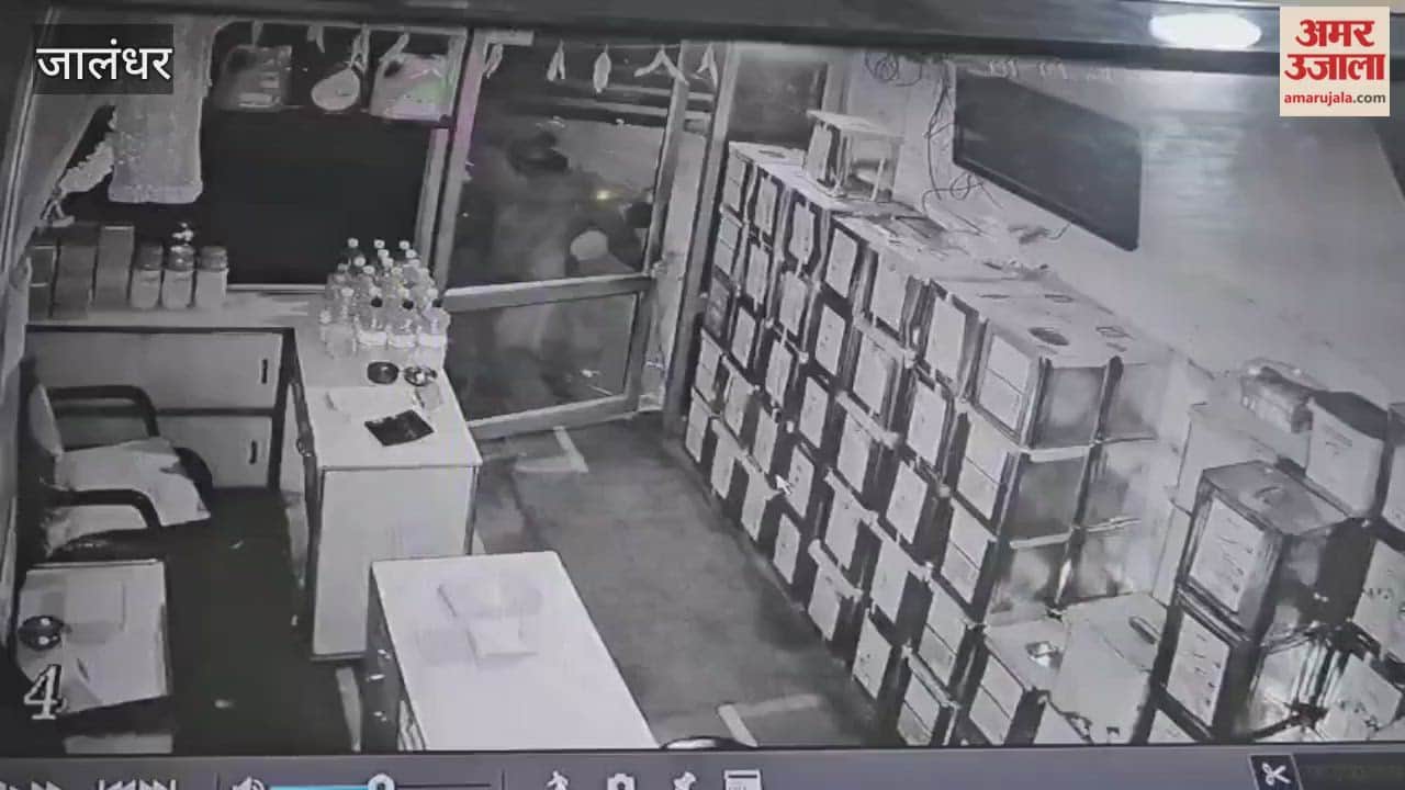 On New Year's Day, thieves stole desi ghee, refined oil, and cash from a shop in Jalandhar. सुझाव भेजें