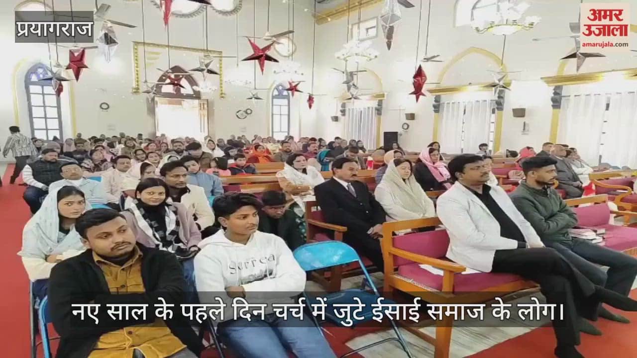 On the first day of the new year, members of the Christian community gathered in church, showing great enthusiasm.