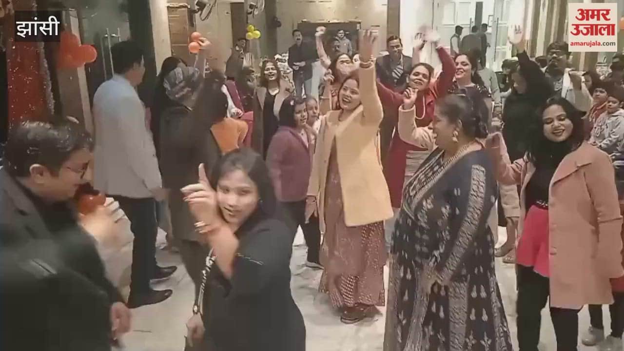 New Year was welcomed with great enthusiasm in Jhansi, youth celebrated.