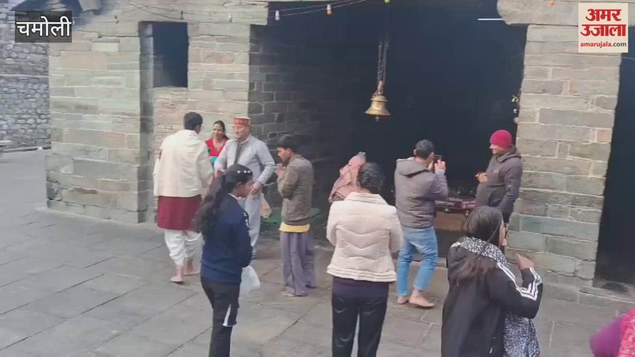 New Year 2026: A large number of devotees arrived at Gopinath Temple to offer prayers on New Year's Day.