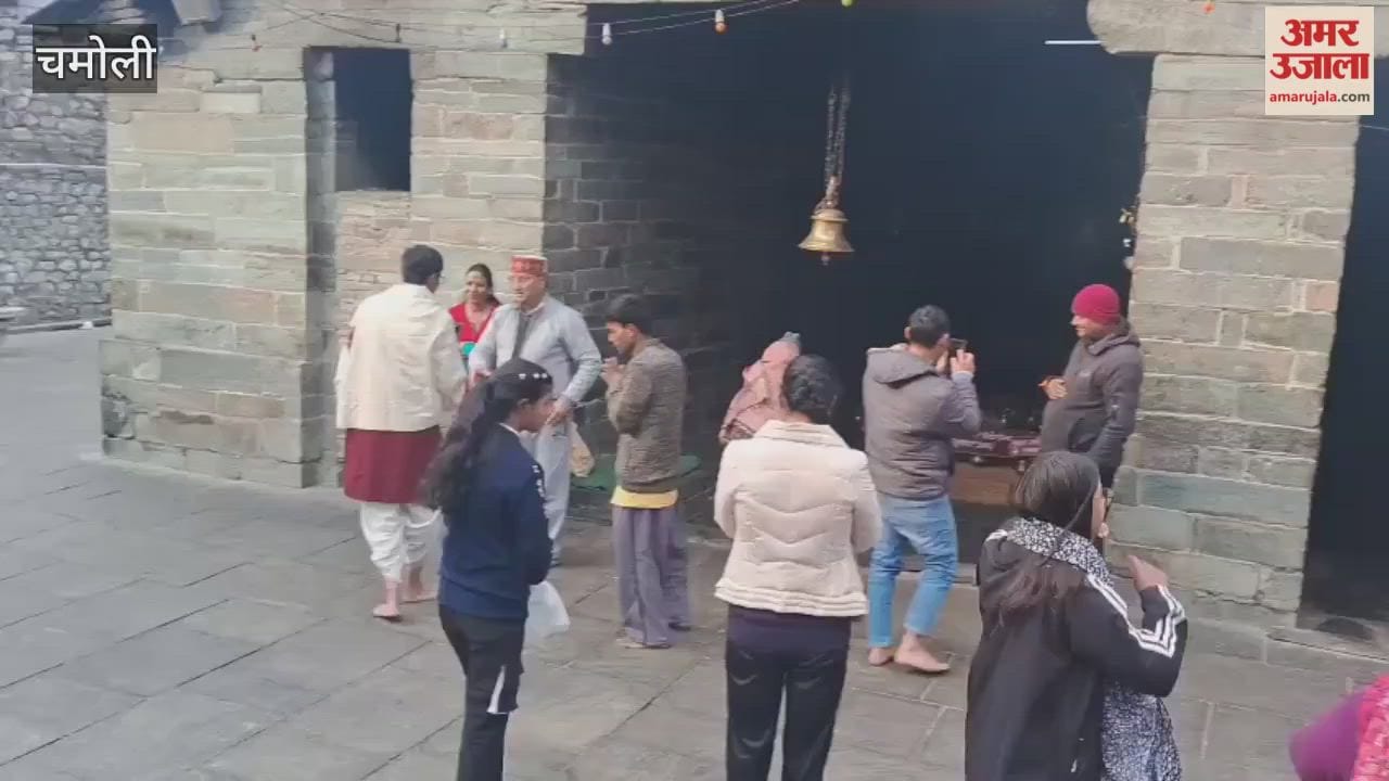 New Year 2026: A large number of devotees arrived at Gopinath Temple to offer prayers on New Year's Day.
