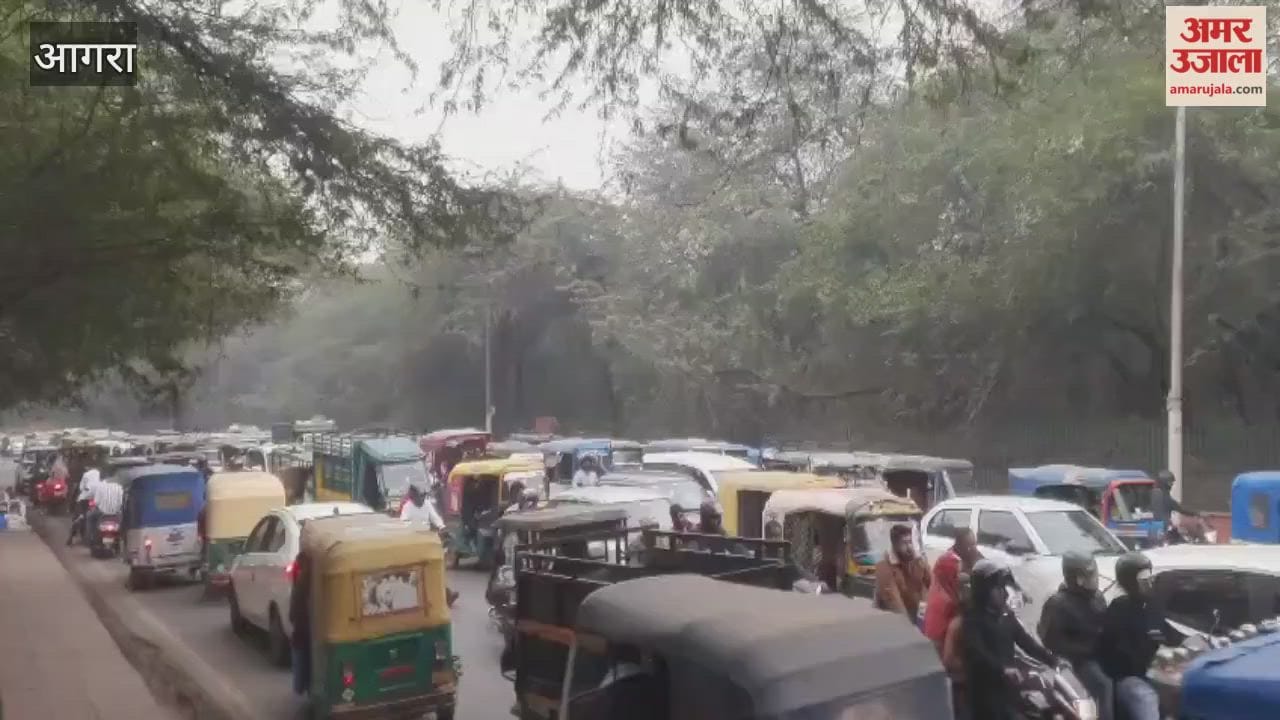Massive Traffic Jam from Agra Fort to Taj Mahal Mandi on New Year Amid Tourist Rush