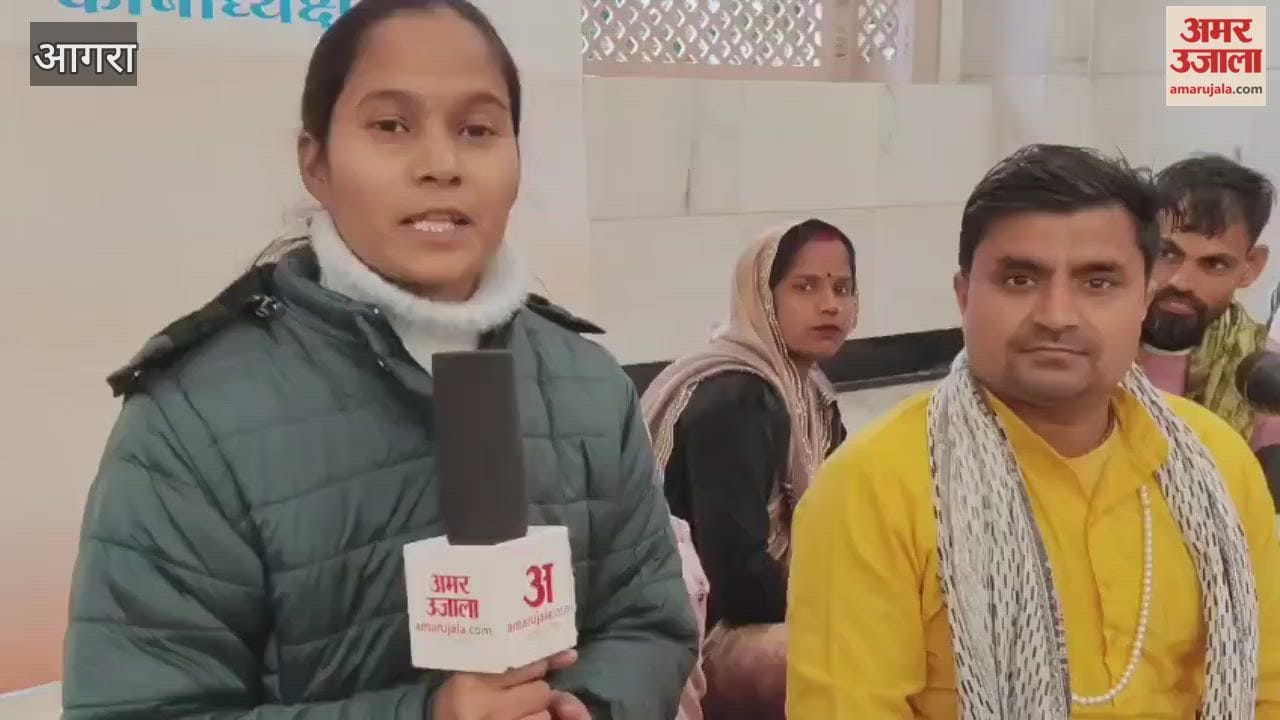 Devotees Groove to Bhajans at Laxmi Narayan Temple’s Flower Decor on New Year