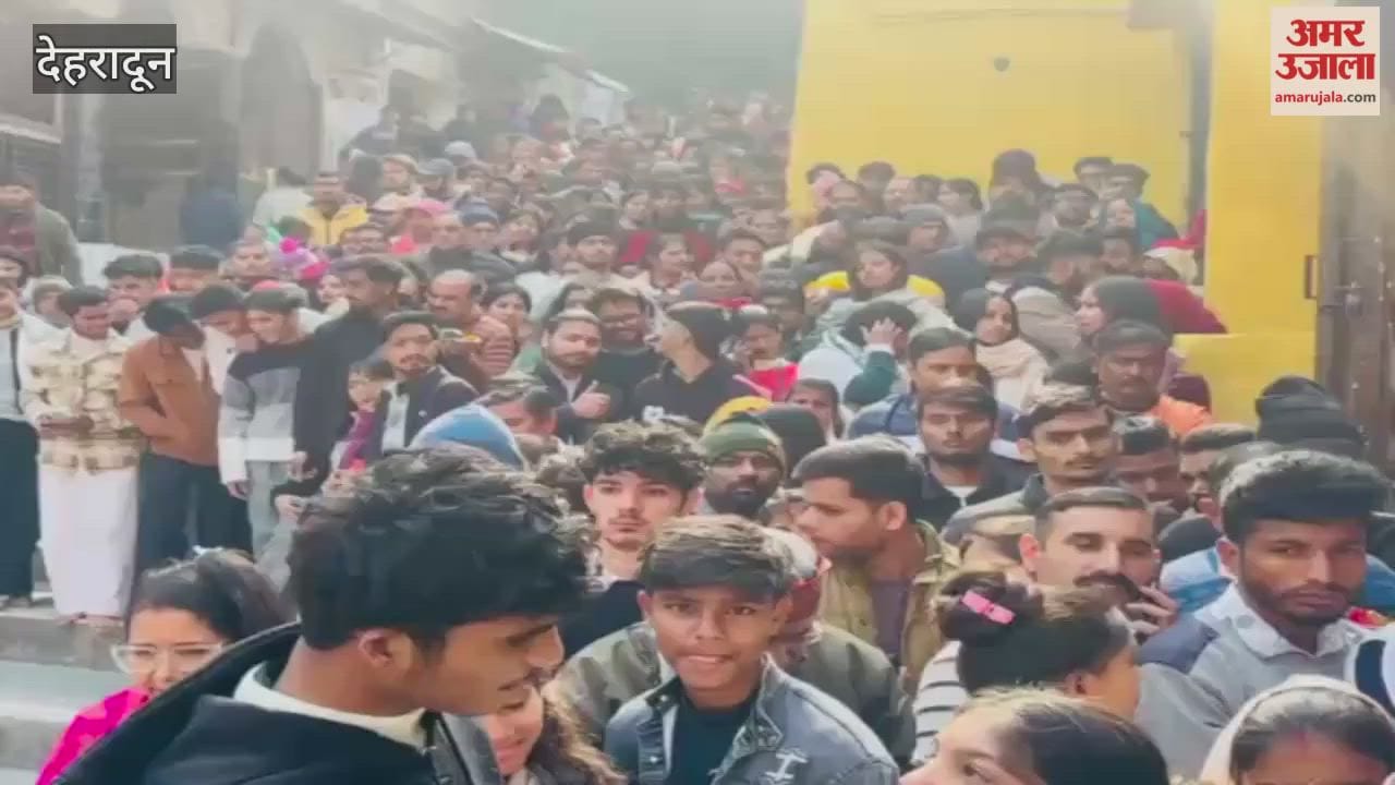 VIDEO: Huge crowd gathers at Tapkeshwar Mahadev Temple for Abhishek on New Year's Day.