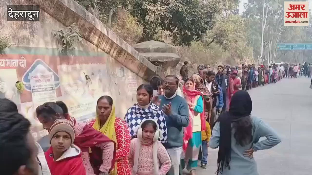 VIDEO: Devotees thronged to the Dat Kali temple for worship, forming long queues.