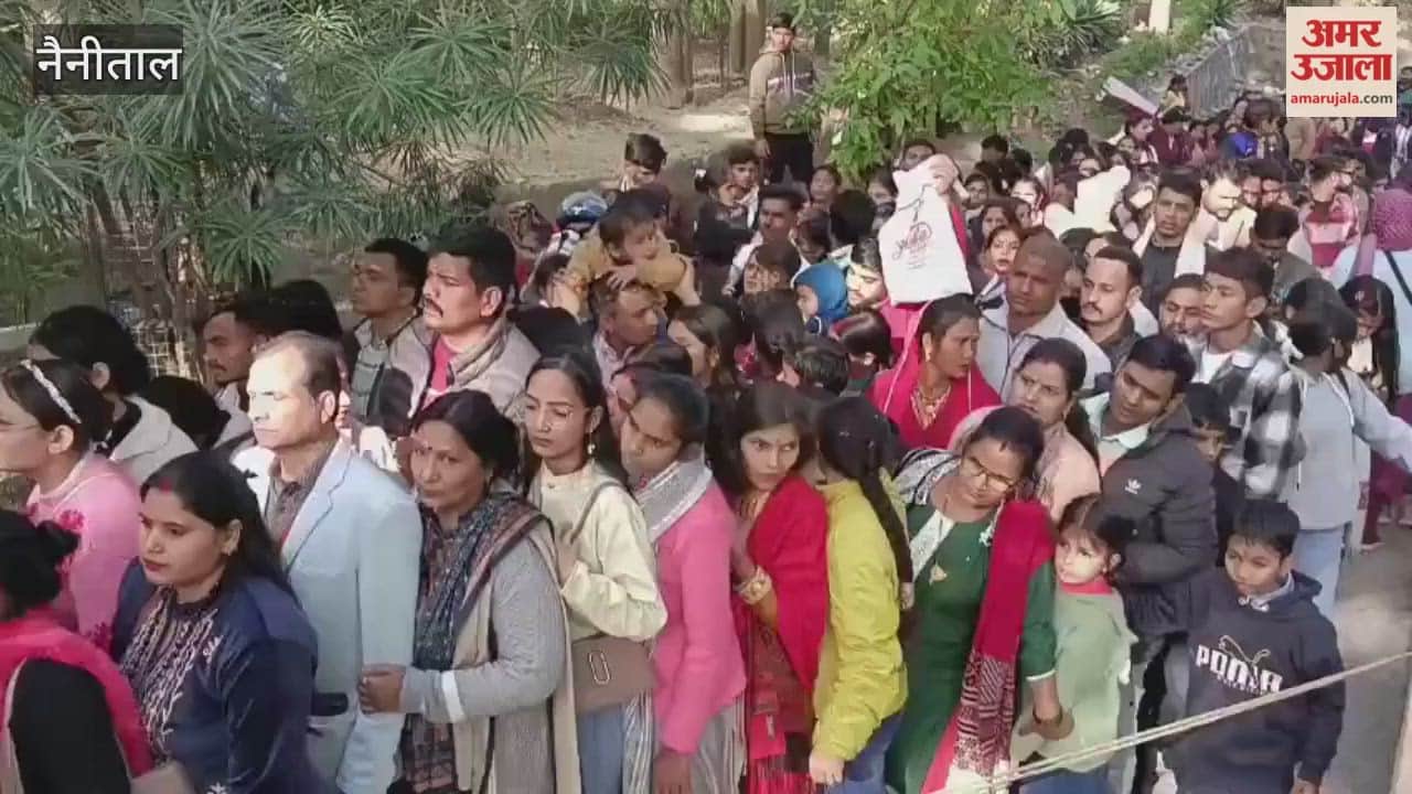 On the occasion of the New Year, a large crowd of devotees gathered at the Sheetla Devi temple