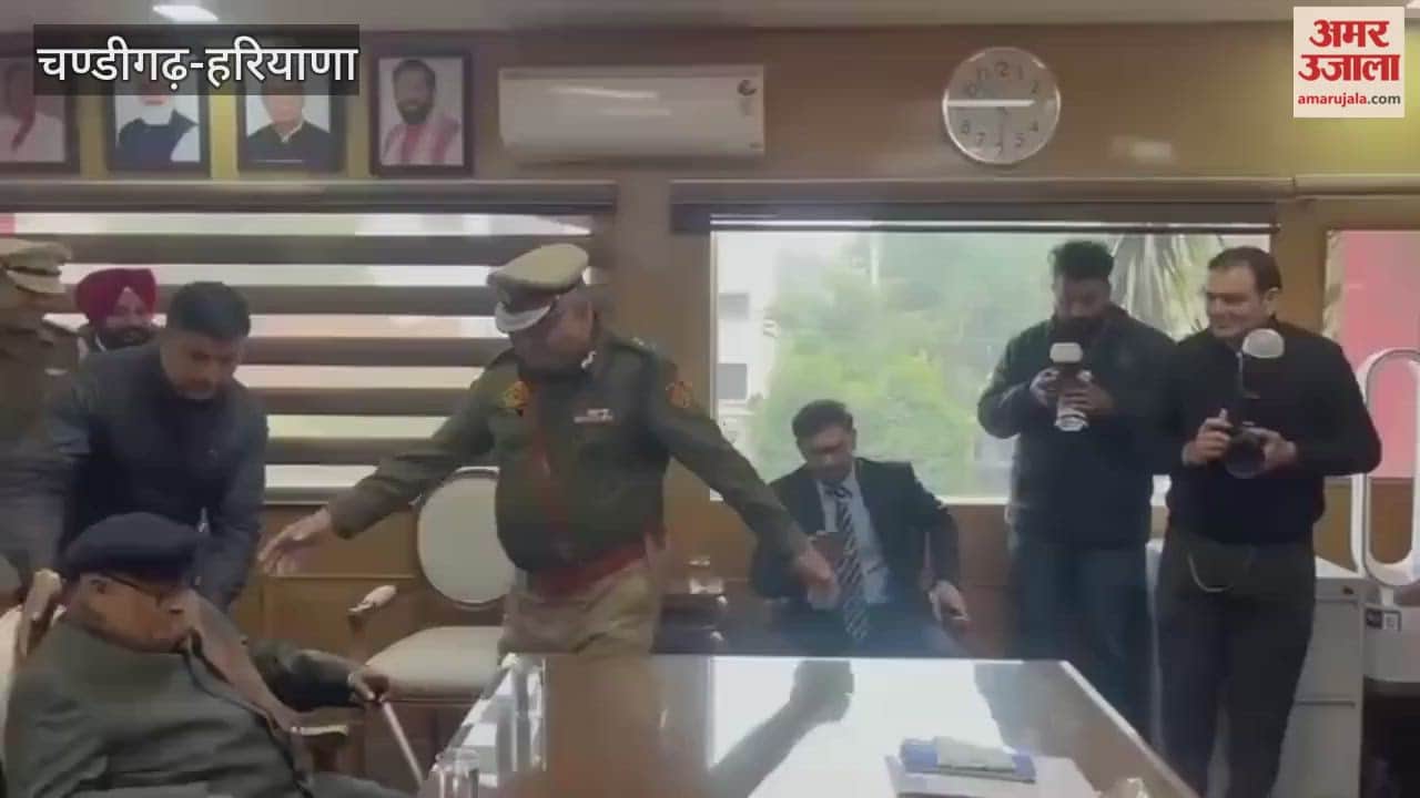 Before becoming DGP, Ajay Singhal sought blessings from his 85-year-old father.