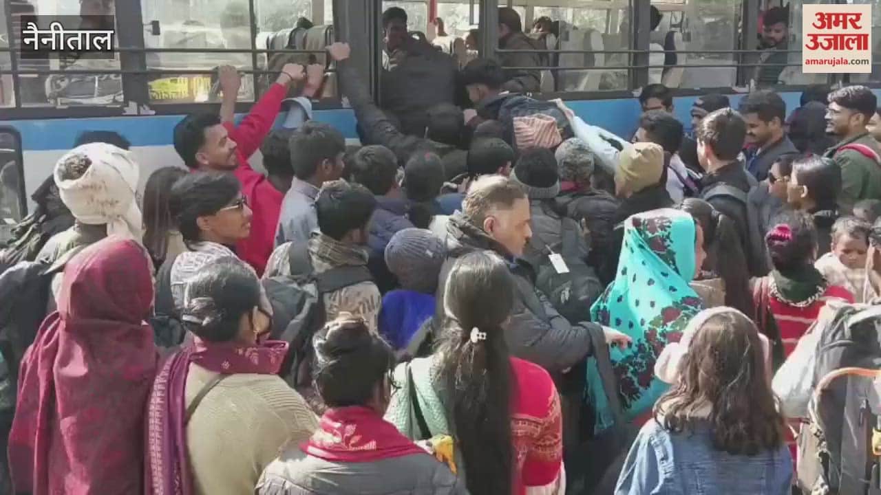On the occasion of the New Year, the bus station was crowded with passengers going to Nainital