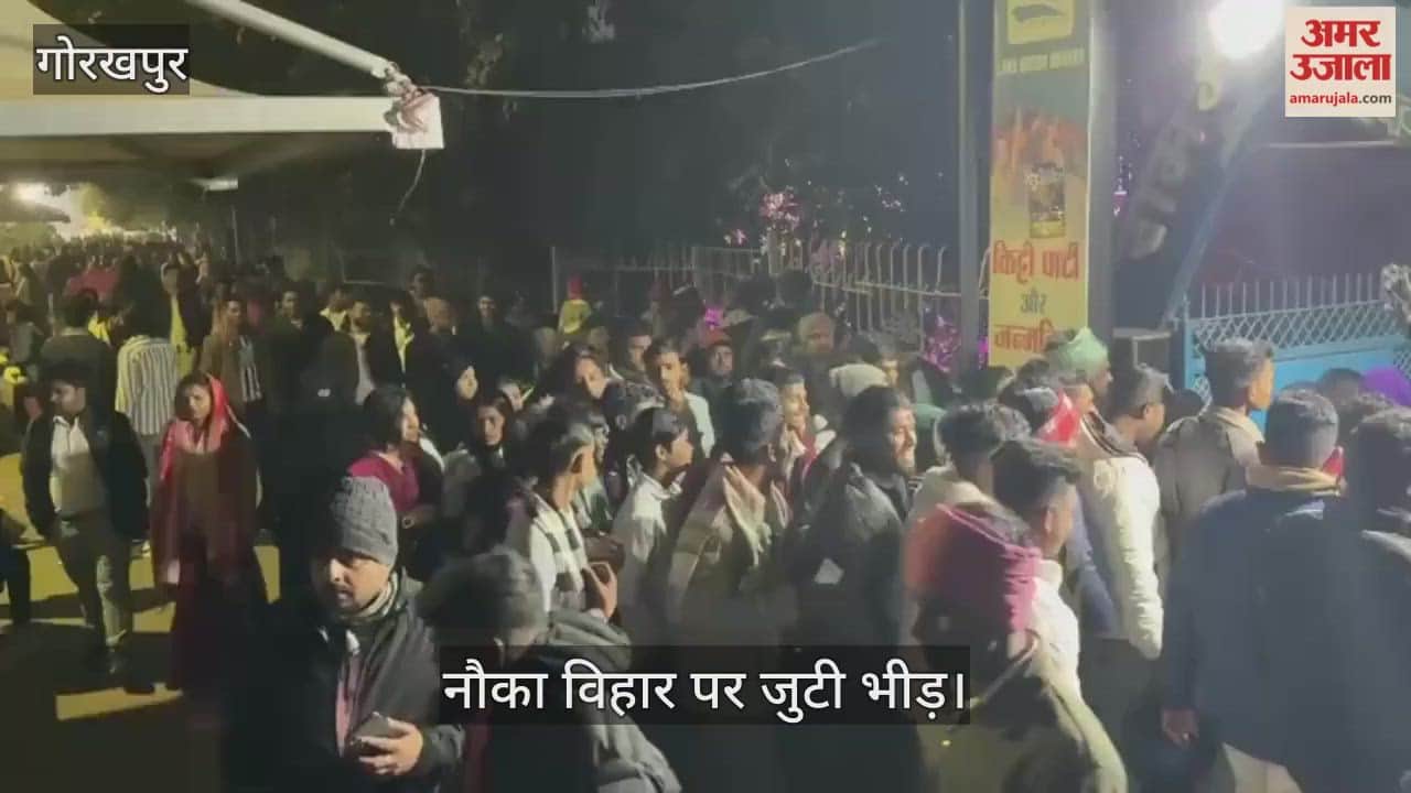People flocked to the boat ride on the first day of the year, causing traffic jams.