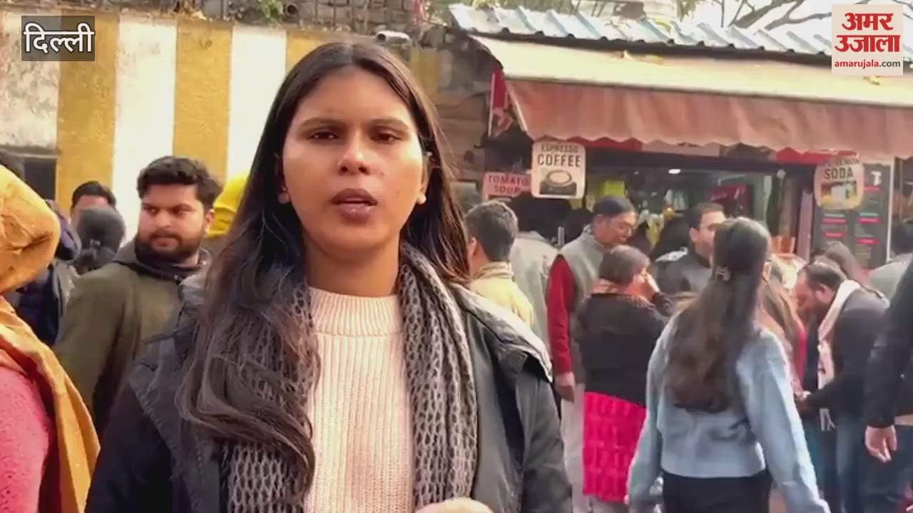 Shopkeepers double the prices of samosas and kachoris on New Year's Eve