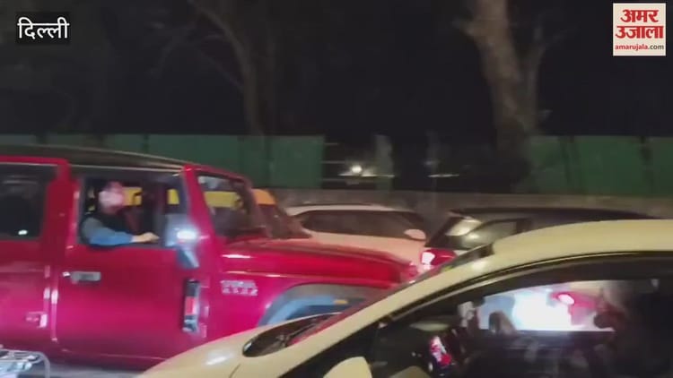 नए साल पर सड़कों पर उमड़ा लोगों का सैलाब, लगा भीषण जाम