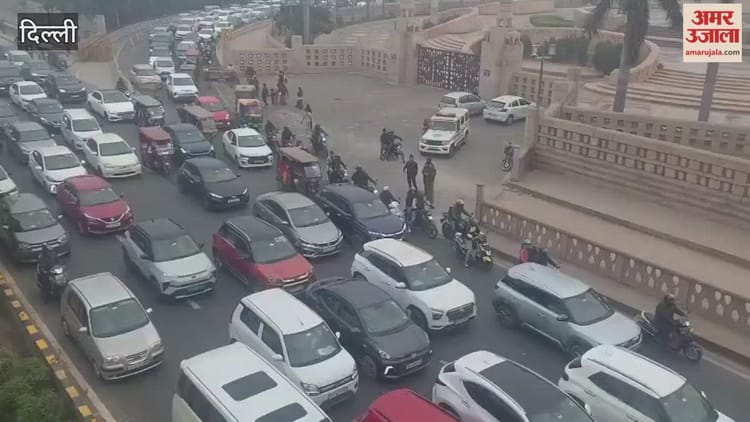 दिल्ली के केंद्रीय सचिवालय के पास भारी संख्या में लोगों का उमड़ा हुजूम