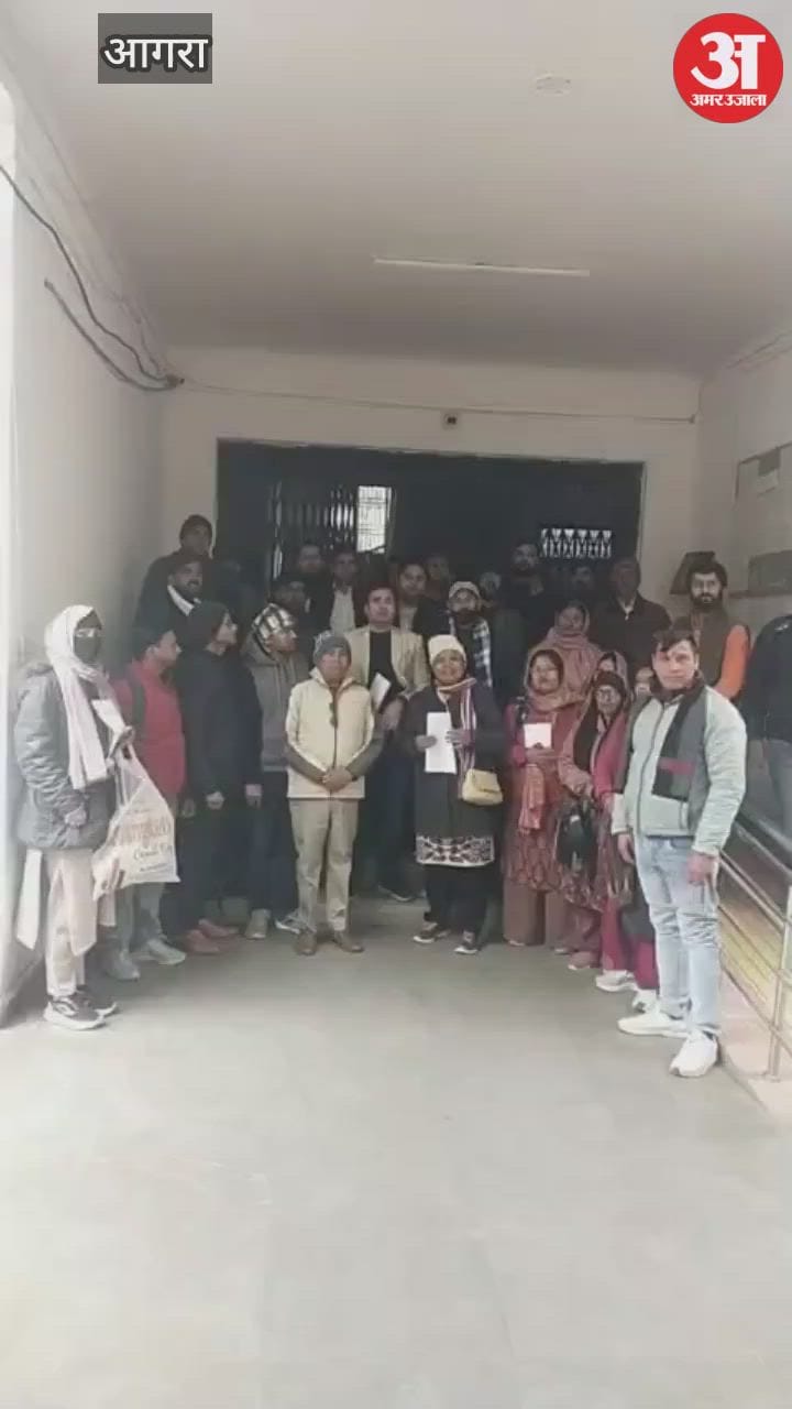 VIDEO: शिक्षक समायोजन में मनमानी के आरोप, बीएसए कार्यालय का घेराव