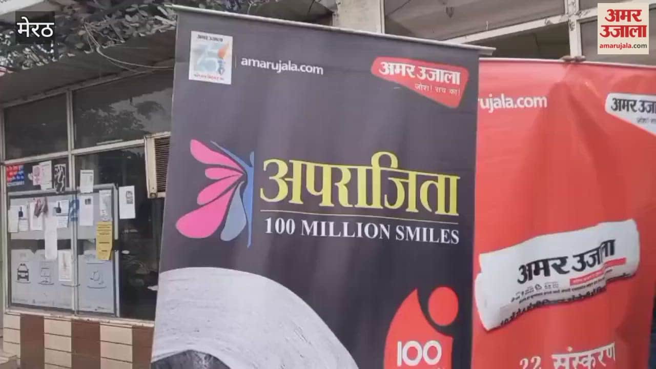 Helmets were distributed to women and young girls under the joint auspices of Amar Ujala's 'Aparajita' initiative and Mishika Society.