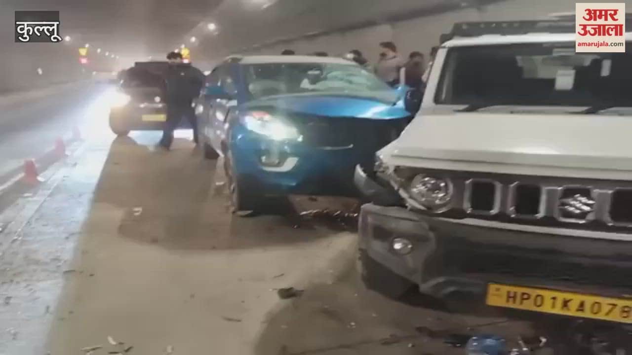 Manali Four vehicles collided in the Atal Tunnel