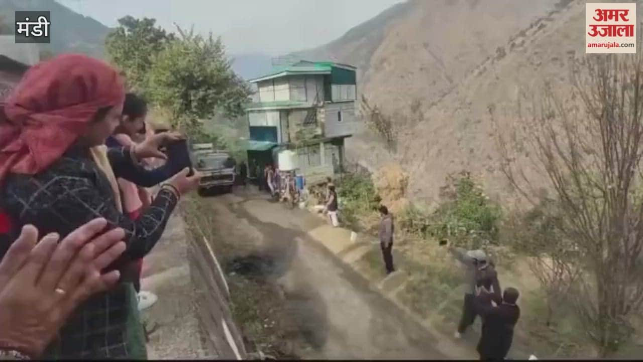 Mandi The bus reached Tumman village for the first time, and the villagers gave it a grand welcome with flowers and garlands