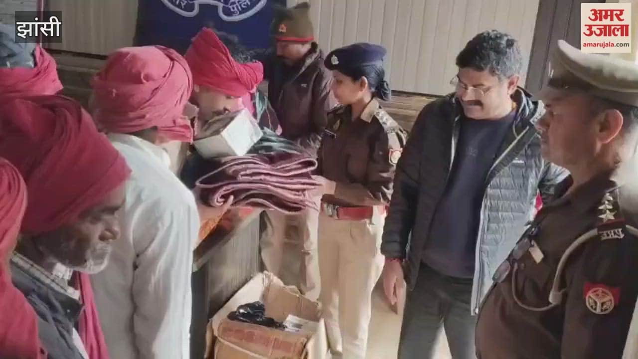 Jhansi: SP Rural distributed blankets and torches to the watchmen in Gursarai police station premises.