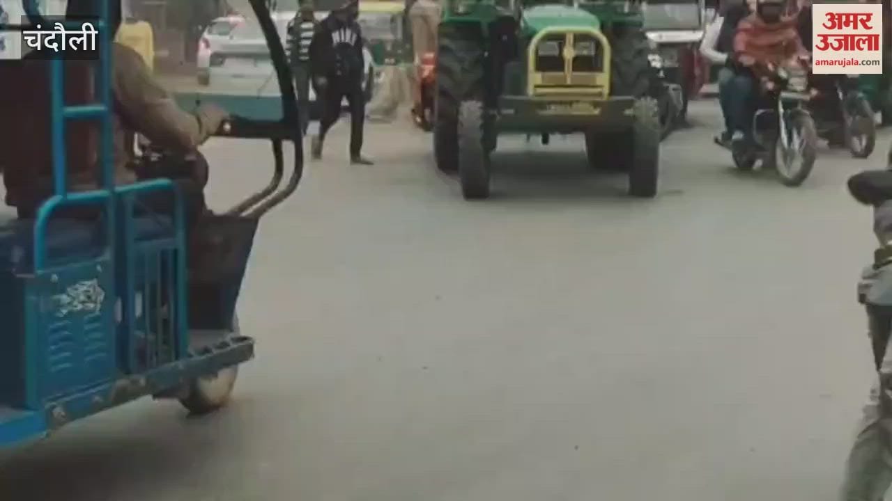 Oil tanker gets stuck in pothole causing traffic jam in chandauli