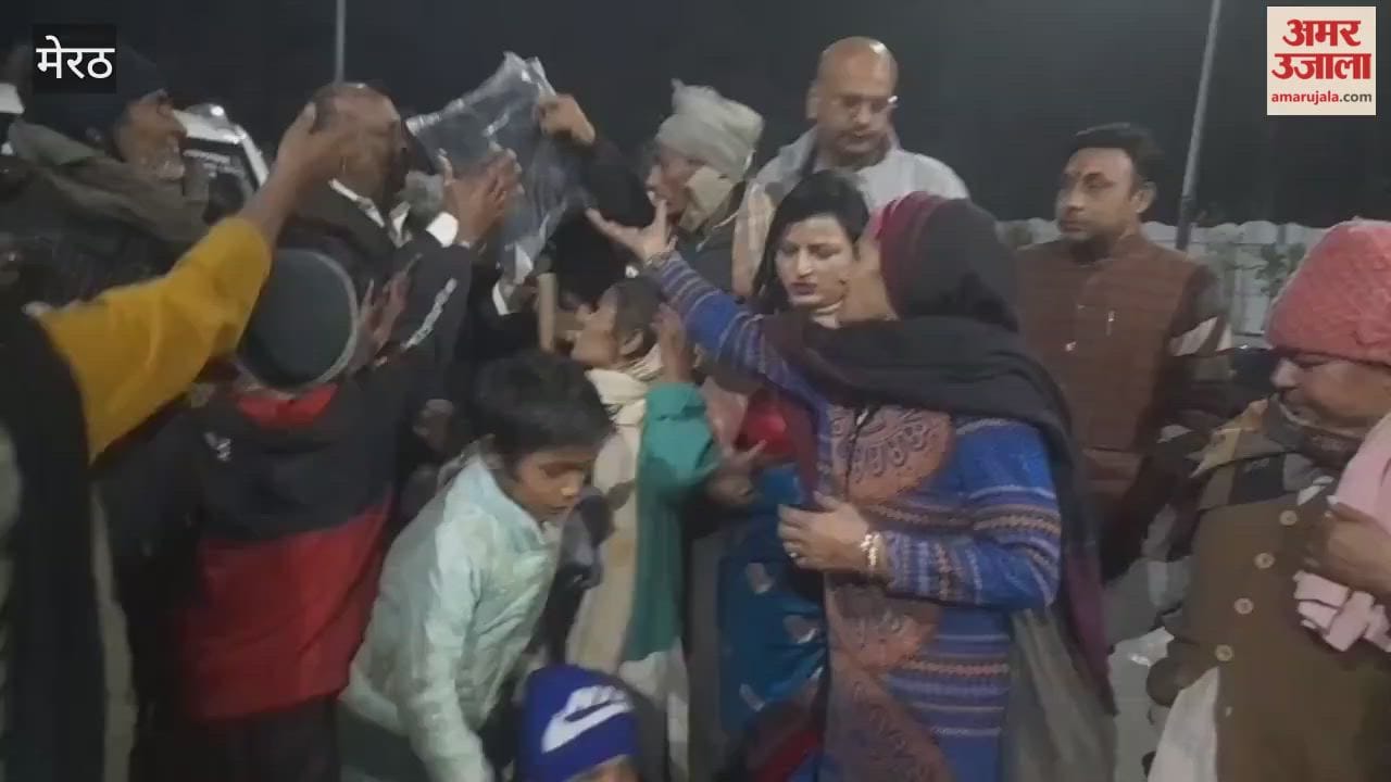 The Vaishya Samaj Seva Samiti distributed warm clothes and blankets to those in need.