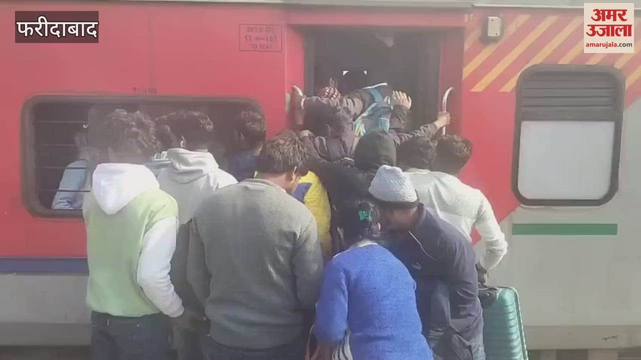 Crowd of passengers at Old Faridabad railway station